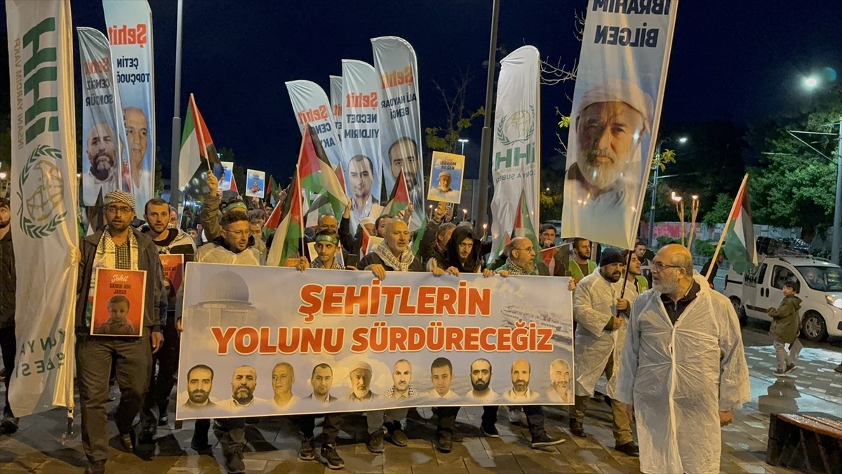 Konya'da binlerce kişi, İsrail'in Gazze'ye yönelik saldırılarına tepki göstermek amacıyla yürüdü....