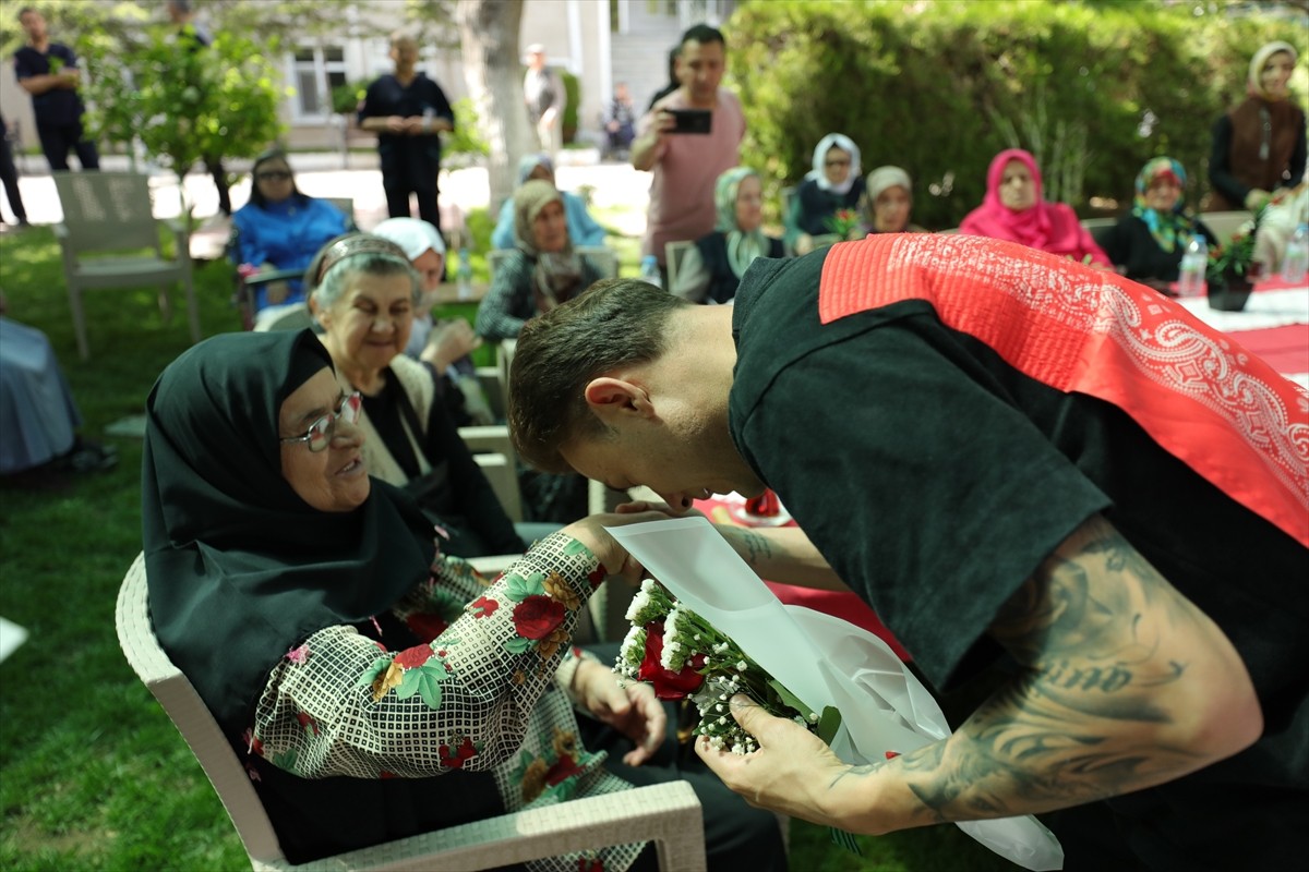 Konya'da huzurevi sakinleriyle bir araya gelen Konyasporlu futbolcular, atkı ve çiçek verdiği...