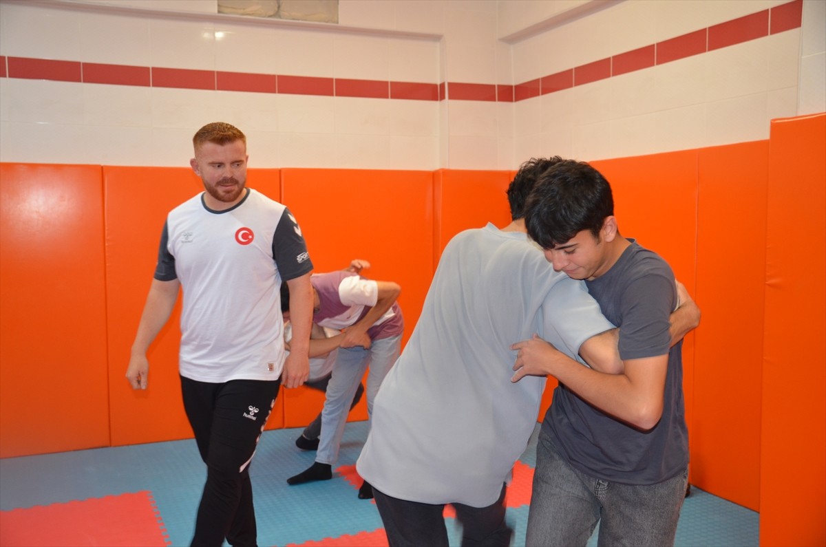 Konya'da işitme engelli milli judocu beden eğitimi öğretmeni 28 yaşındaki Mevlüt Akmaz, spor...