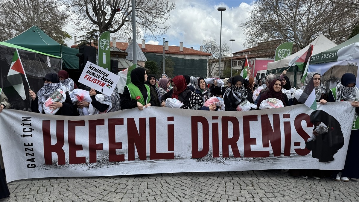 Konya'da kadınlar, İsrail'in Gazze'ye yönelik saldırılarında hayatını kaybeden bebek ve çocuklara...
