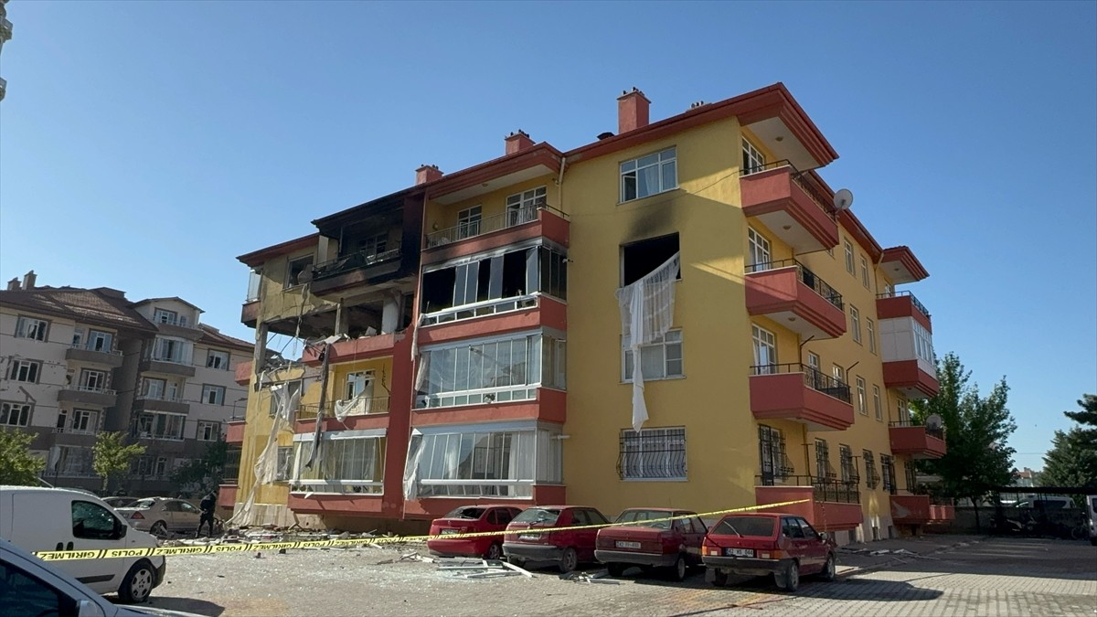 Konya'nın Karatay ilçesinde bir binada meydana gelen patlamada 1'i ağır 12 kişi yaralandı. Polis...