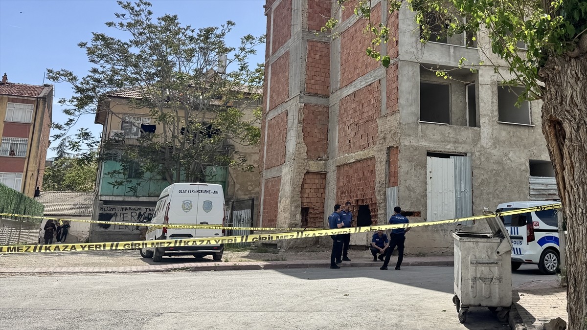 Konya'nın Karatay ilçesinde, inşaat halindeki bir binada erkek cesedi bulundu. Polis ekipleri olay...