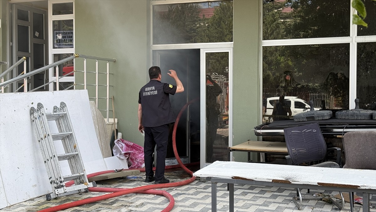 Konya'nın Seydişehir ilçesinde bir iş yerinde çıkan ve ekiplerin müdahalesiyle söndürülen yangın...
