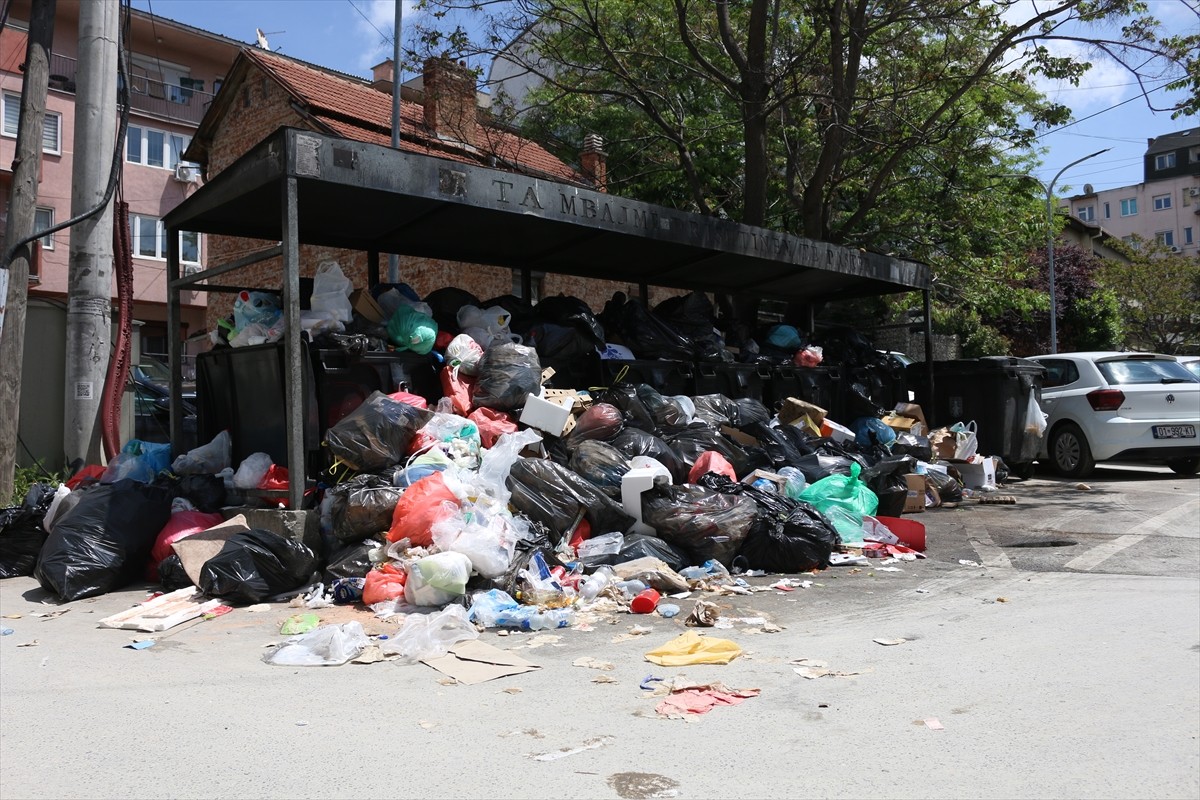 Kosova'nın başkenti Priştine'de, atık yönetimi konusunda belediye ile çöp toplamadan sorumlu...