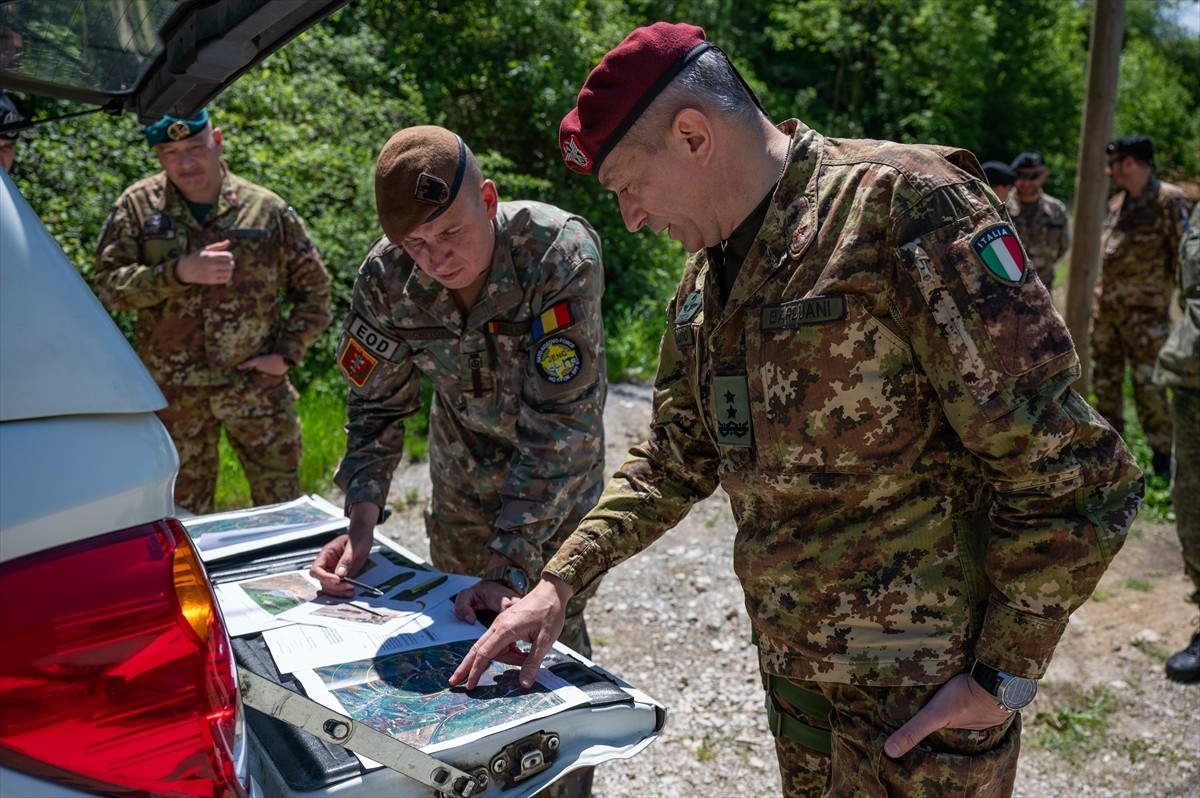 Kosova'nın Kaçanik kasabasında İkinci Dünya Savaşı'ndan kalma 250 kilogramlık bomba, NATO'nun...