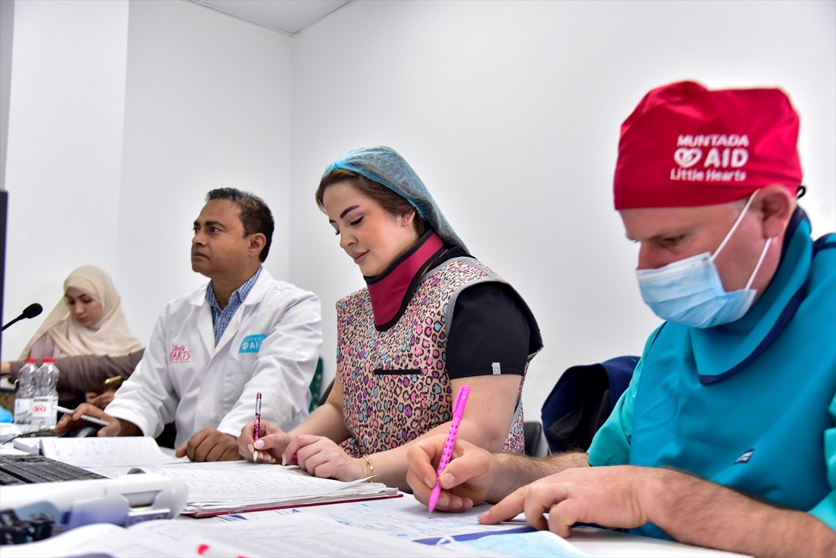 Kosova'ya insani yardım çalışmaları kapsamında gelen Türk uzman doktor heyetinin, kalp sorunu olan...