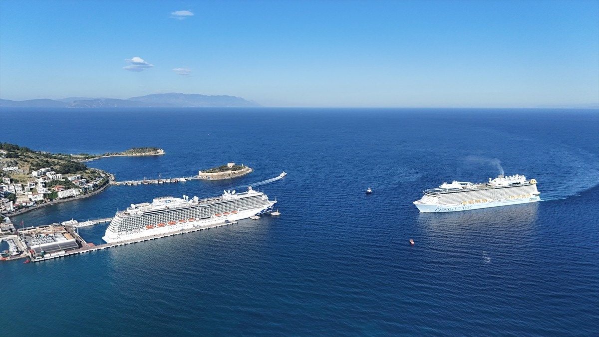 Kruvaziyer turizminin önemli noktalarından Aydın'ın Kuşadası ilçesi, 3 kruvaziyerle gelen 8 bin...