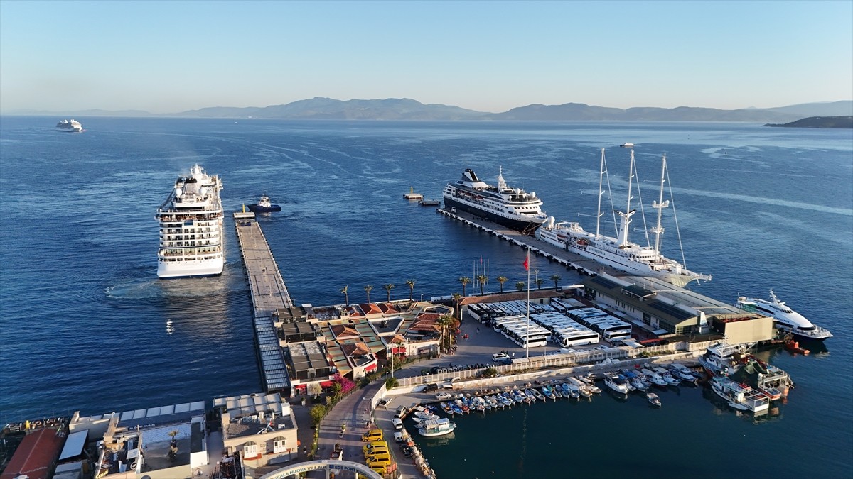 Kruvaziyer turizminin önemli noktalarından Aydın'ın Kuşadası ilçesine, 5 kruvaziyerle 4 bin 902...