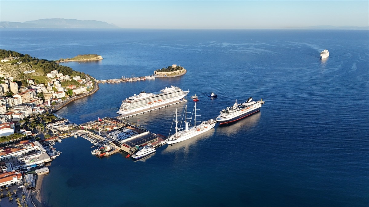 Kruvaziyer turizminin önemli noktalarından Aydın'ın Kuşadası ilçesine, 5 kruvaziyerle 4 bin 902...