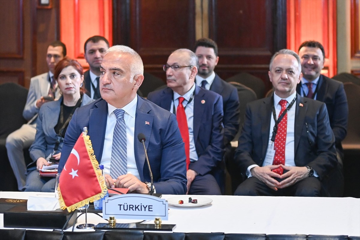 Kültür ve Turizm Bakanı Mehmet Nuri Ersoy, Mısır'ın başkenti Kahire'de, Gelişen 8 Ülke (D-8)...