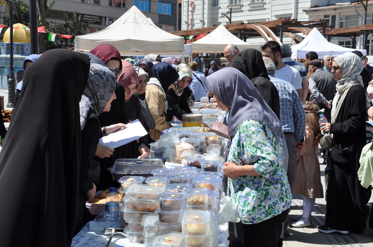 Kütahya'da, İsrail'in saldırıları altındaki Gazze'ye yardım amacıyla "Hayır Çarşısı" kuruldu....