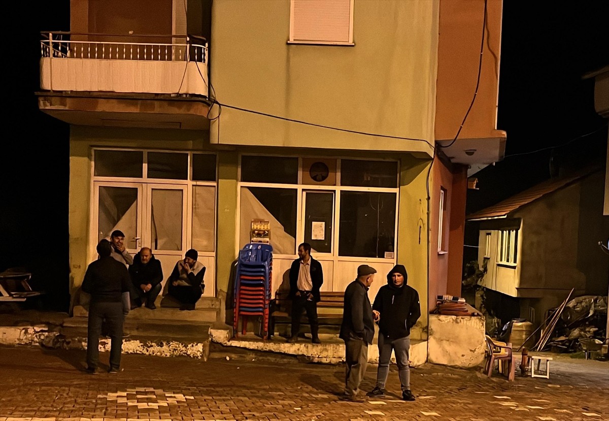  Kütahya'da Simav ilçesinde, depremlerin merkez üssü olan Yemişli köylüleri devam eden sarsıntılar...