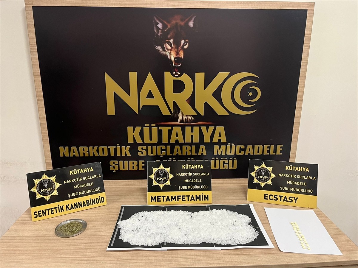 Kütahya'da, uyuşturucu ticareti yaptıkları iddiasıyla gözaltına alınan 6 zanlı tutuklandı....