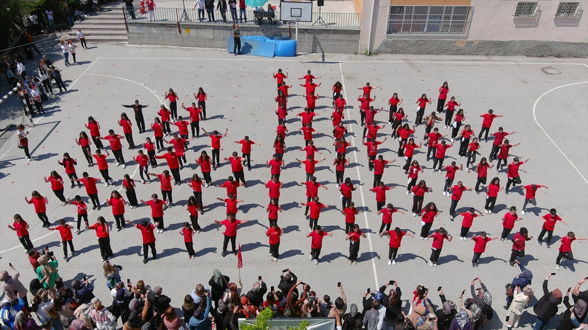 Kütahya'daki Şehitler Ortaokulu'nda, 19 Mayıs Atatürk'ü Anma, Gençlik ve Spor Bayramı dolayısıyla...