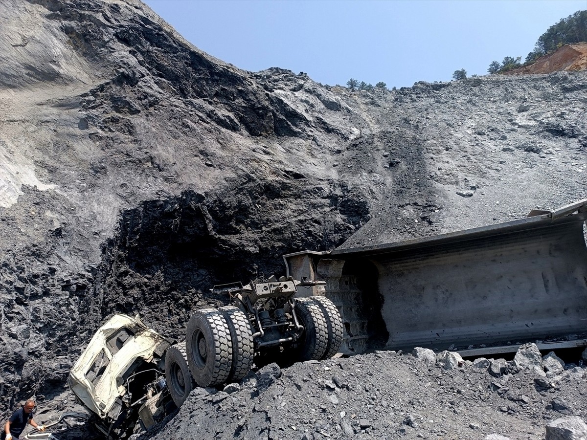 Kütahya'nın Altıntaş ilçesinde, hafriyat kamyonunun devrildiği kazada sürücü hayatını...