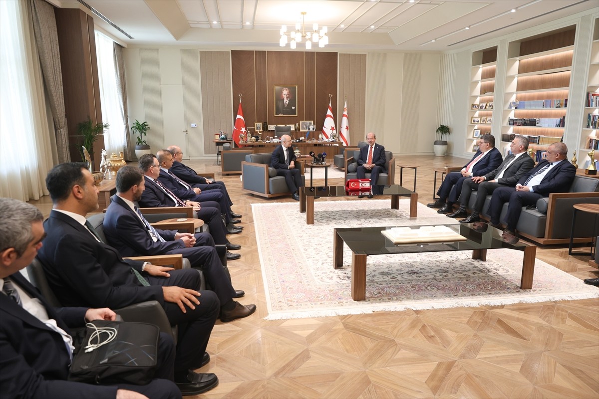 Kuzey Kıbrıs Türk Cumhuriyeti (KKTC) Cumhurbaşkanı Ersin Tatar (sağda), KKTC'de bulunan Hazine ve...