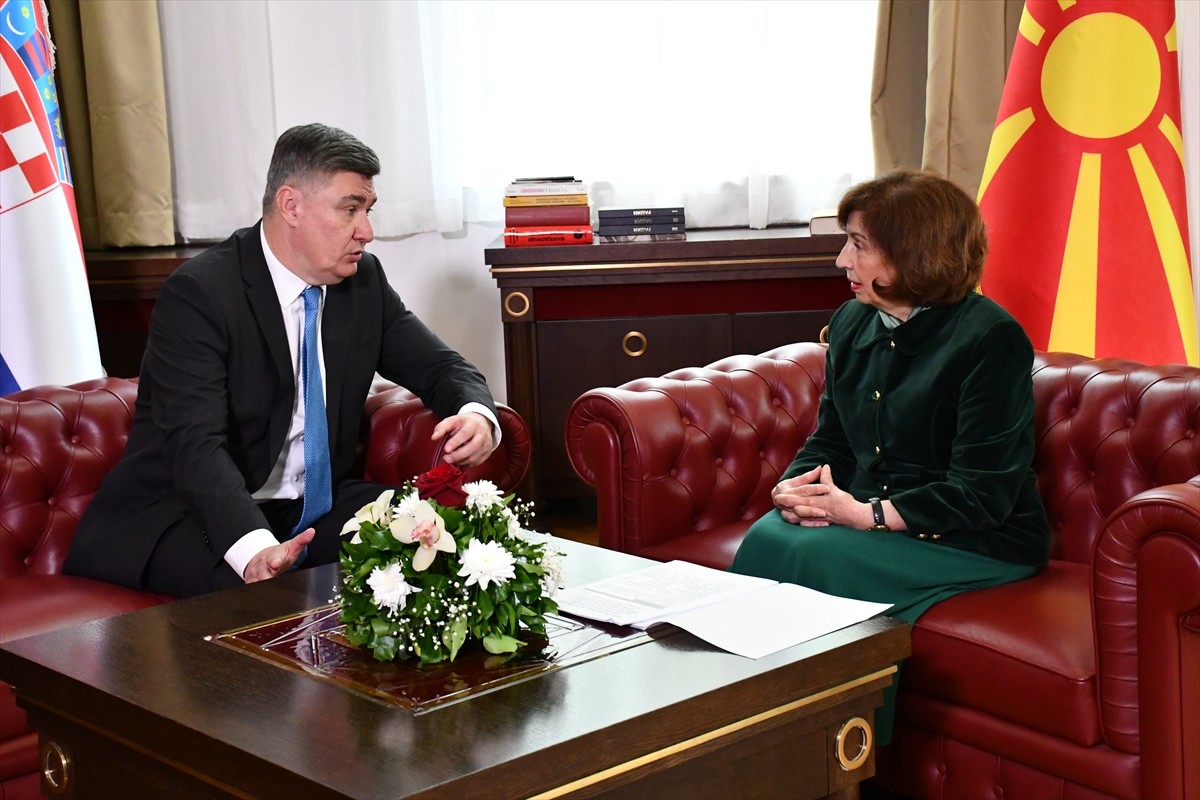 Kuzey Makedonya Cumhurbaşkanı Gordana Siljanovska Davkova (sağda), resmi ziyaret için başkent...