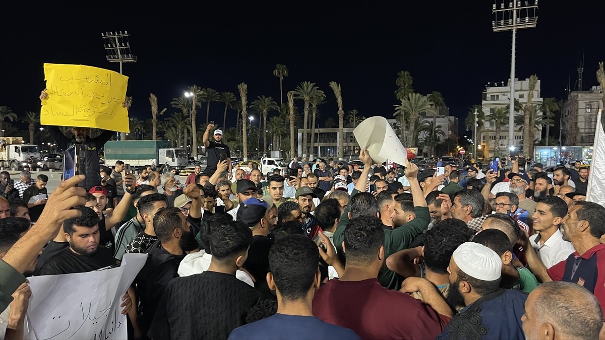 Libya'nın başkenti Trablus'ta yaşanan şiddet olaylarının ardından Şehitler Meydanı'nda düzenlenen...