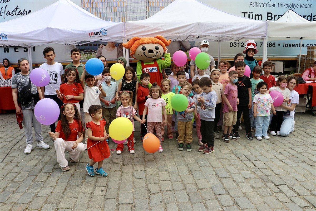 Lösemili Çocuklar Vakfının (LÖSEV) lösemili hastalar ve ailelerine yardım dağıtan "İyilik Tırı"...