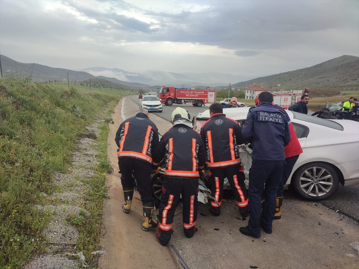Malatya'da iki otomobilin çarpışması sonucu 2 kişi hayatını kaybetti, 2 kişi yaralandı. Kaza...