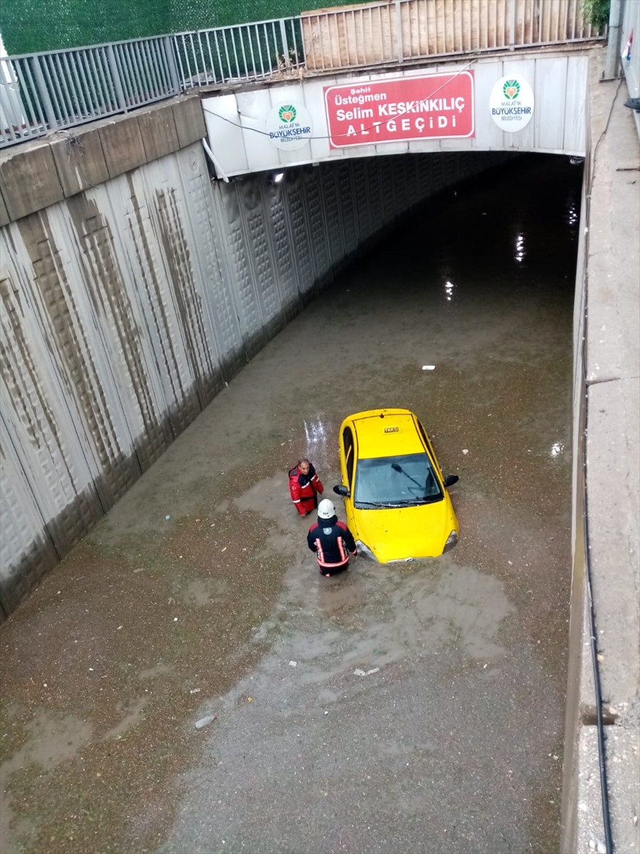 Malatya'da sağanak hayatı olumsuz etkiledi. Su birikintilerinin oluştuğu cadde ve sokaklarda...