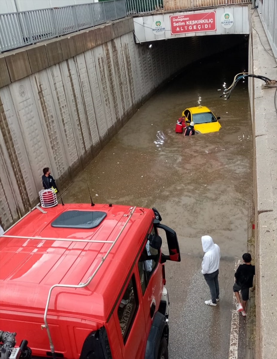 Malatya'da sağanak hayatı olumsuz etkiledi. Su birikintilerinin oluştuğu cadde ve sokaklarda...