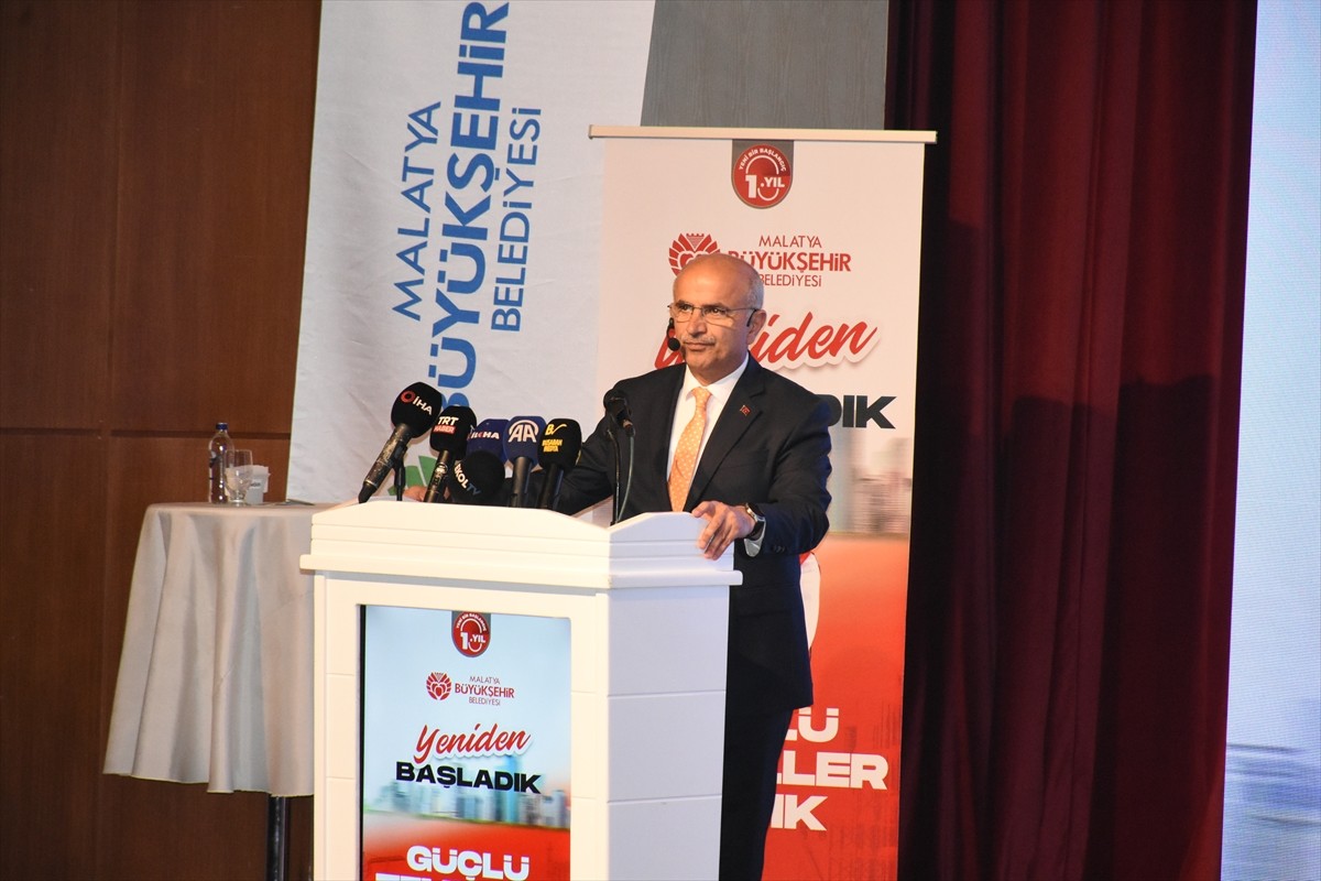 Malatya Büyükşehir Belediye Başkanı Sami Er, Malatya Kongre ve Kültür Merkezinde düzenlenen...