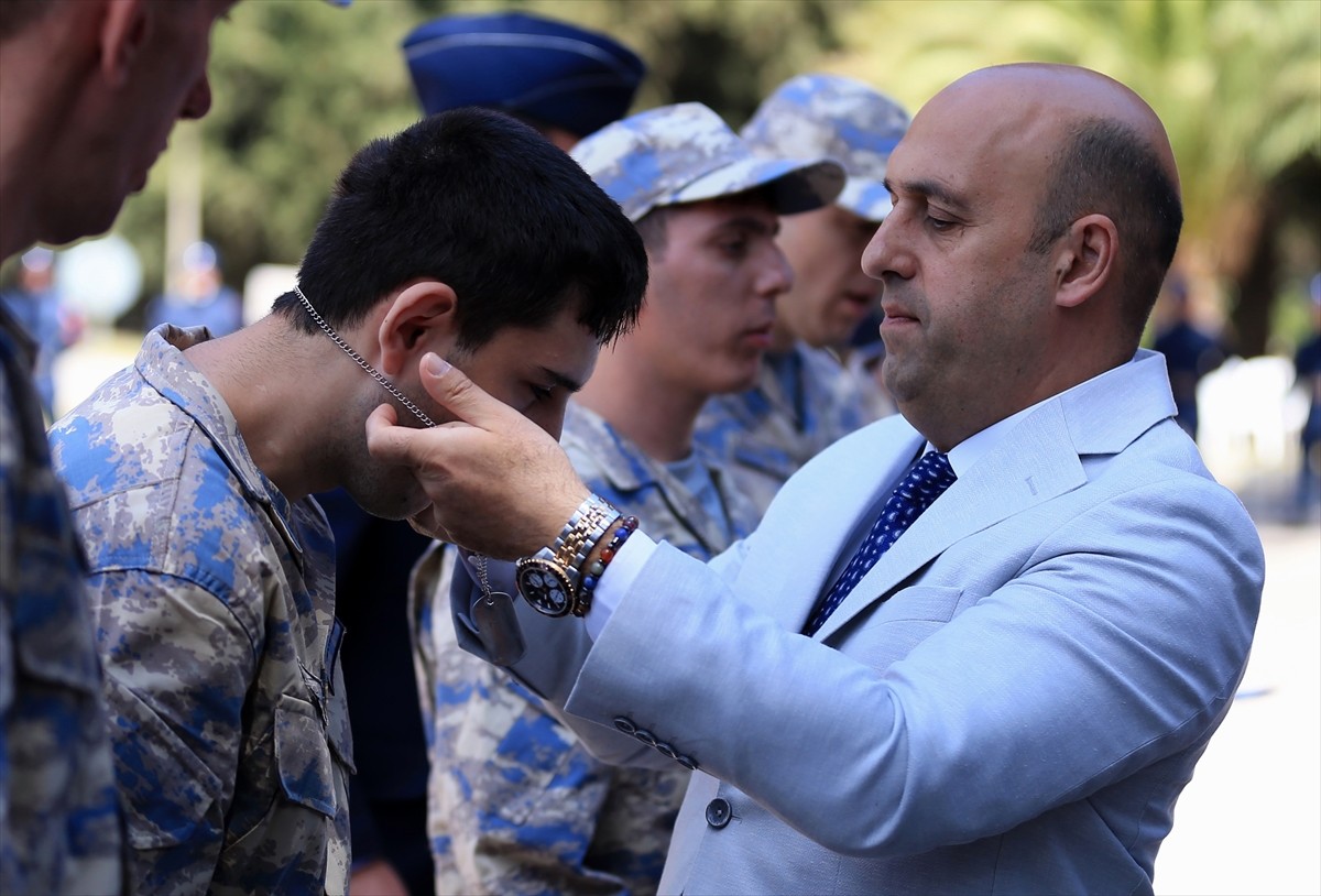Manisa'da 56 engelli, Akhisar Hava Meydan Komutanlığı'nda bir günlüğüne askerlik yapmanın gururunu...
