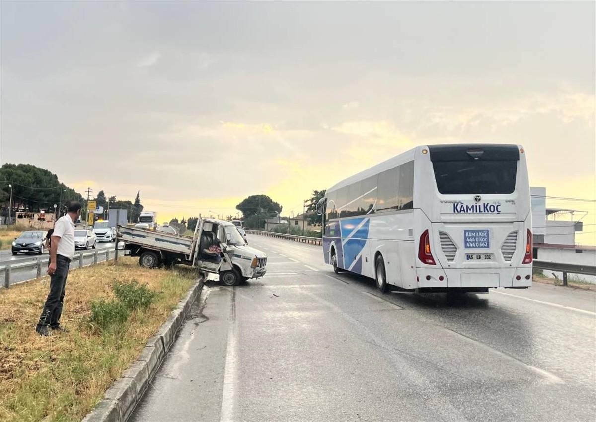 Manisa'nın Salihli ilçesinde kamyonetin refüje çarpması sonucu araçtaki yolcu öldü, sürücü ise...