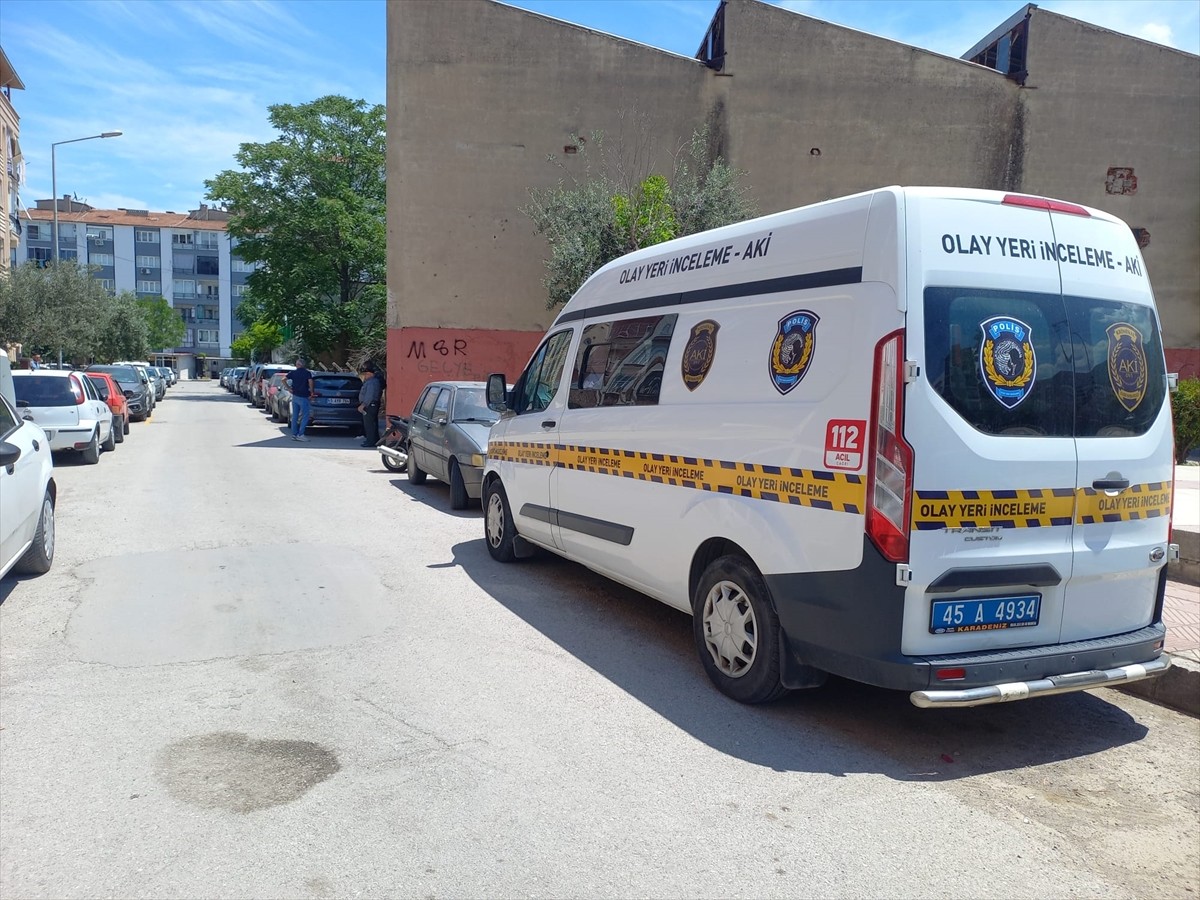 Manisa'nın Şehzadeler ilçesinde çantası gasbedilen 85 yaşındaki kadın, yerde sürüklenme sonucu...