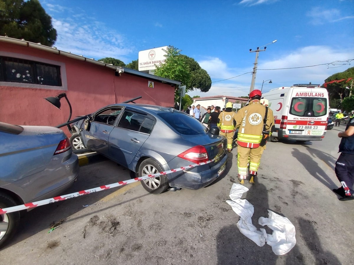Manisa'nın Şehzadeler ilçesinde meydana gelen trafik kazasında 2'si ağır 3 kişi yaralandı.