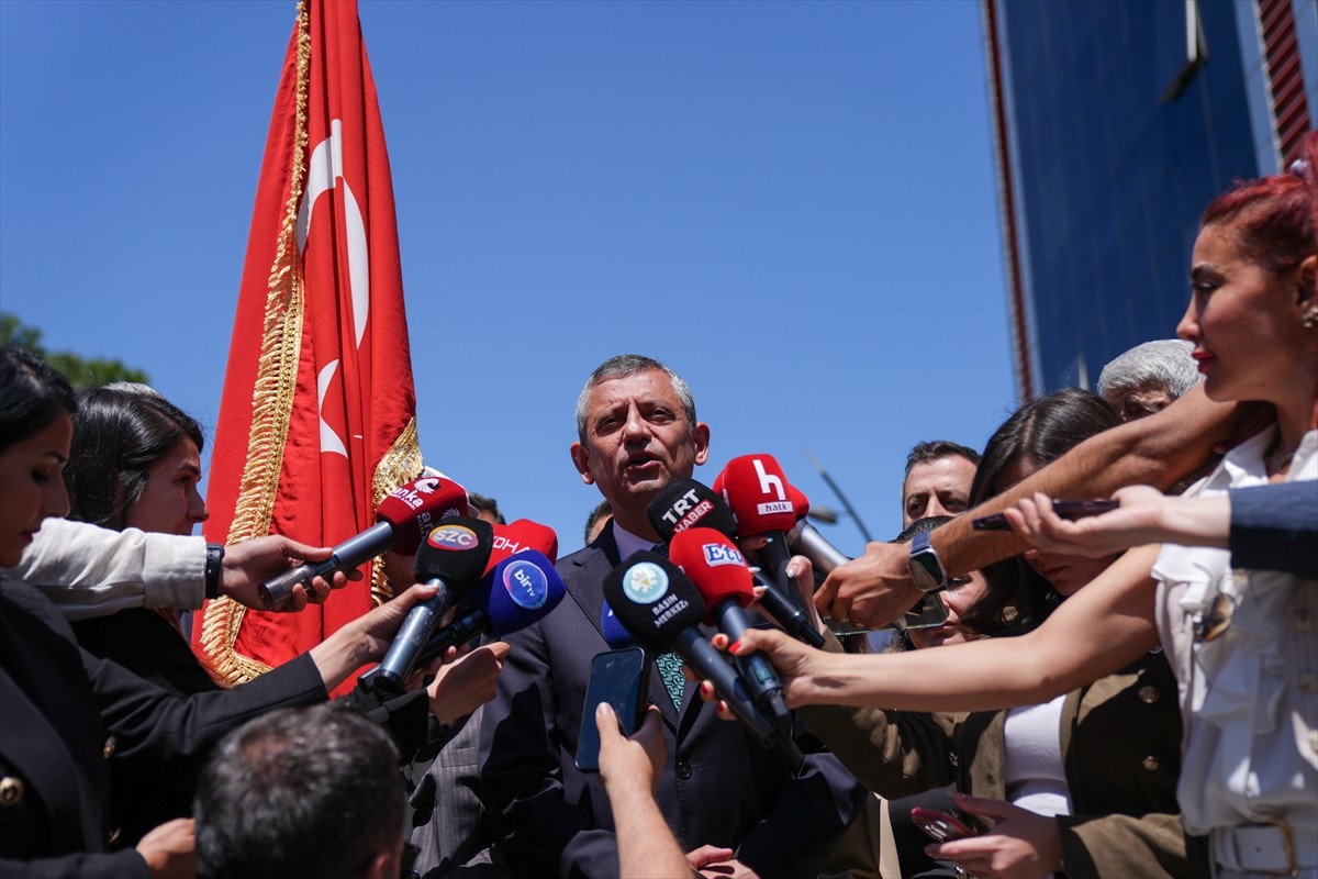 Manisa'nın Soma ilçesindeki maden faciasının anma etkinliklerine katılan CHP Genel Başkanı Özgür...