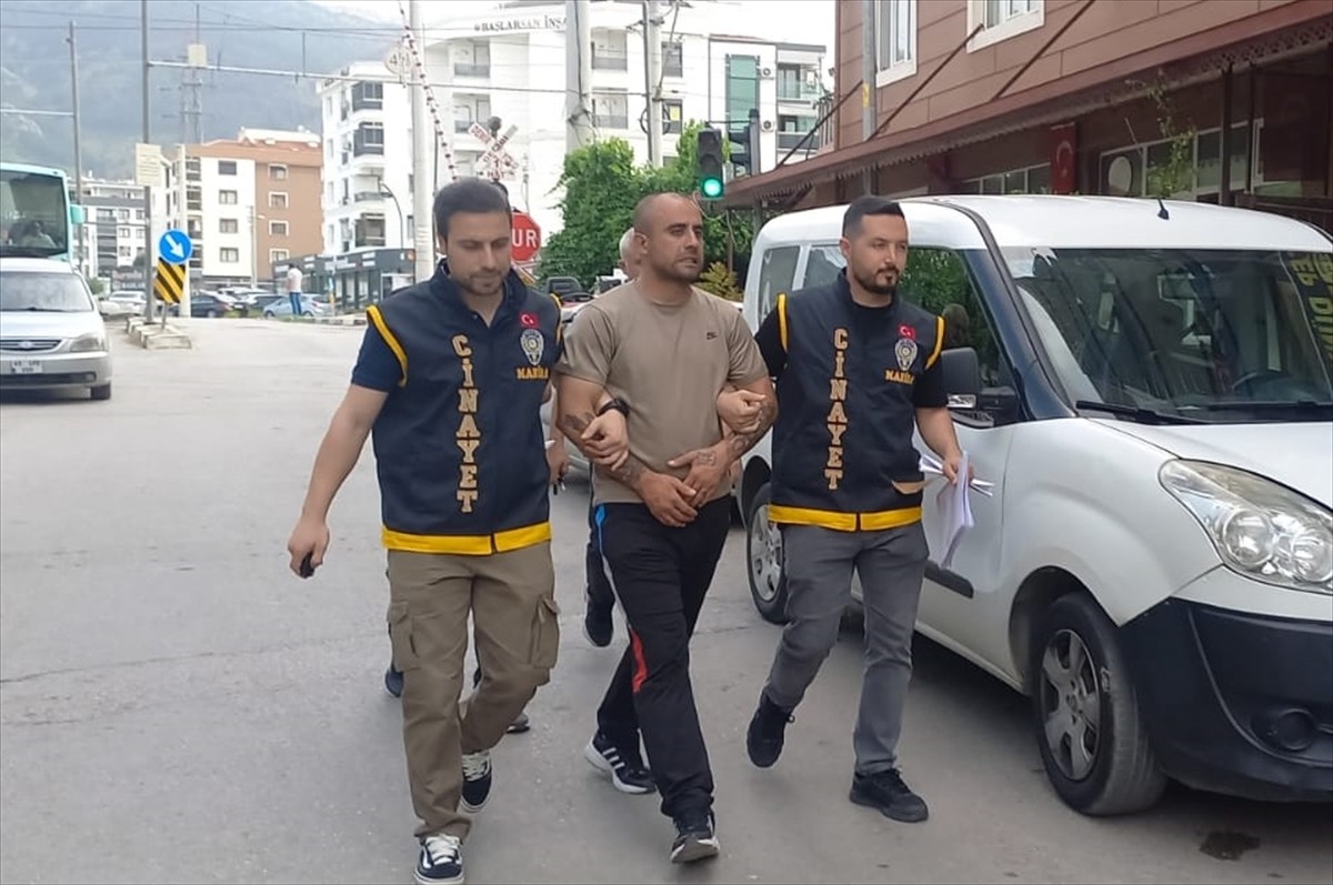 Manisa'nın Yunusemre ilçesinde, sokakta park halinde bulunan 13 araca zarar verdiği iddia edilen...