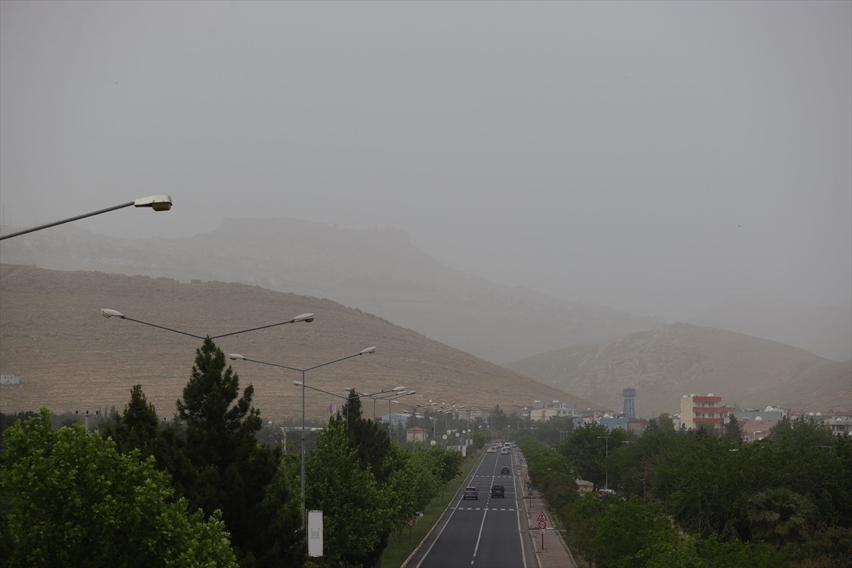 Mardin'de toz taşınımı yaşamı olumsuz etkiliyor. Kentte dün görülmeye başlanan ve bazı ilçelerde...