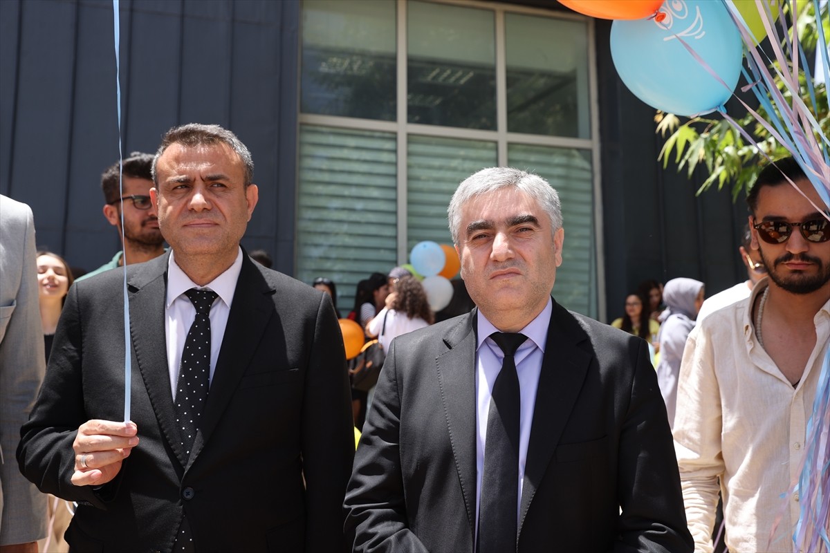 Mardin'de üniversite öğrencileri ve akademisyenler, kampüste düzenlenen "Gökyüzüne Umut...