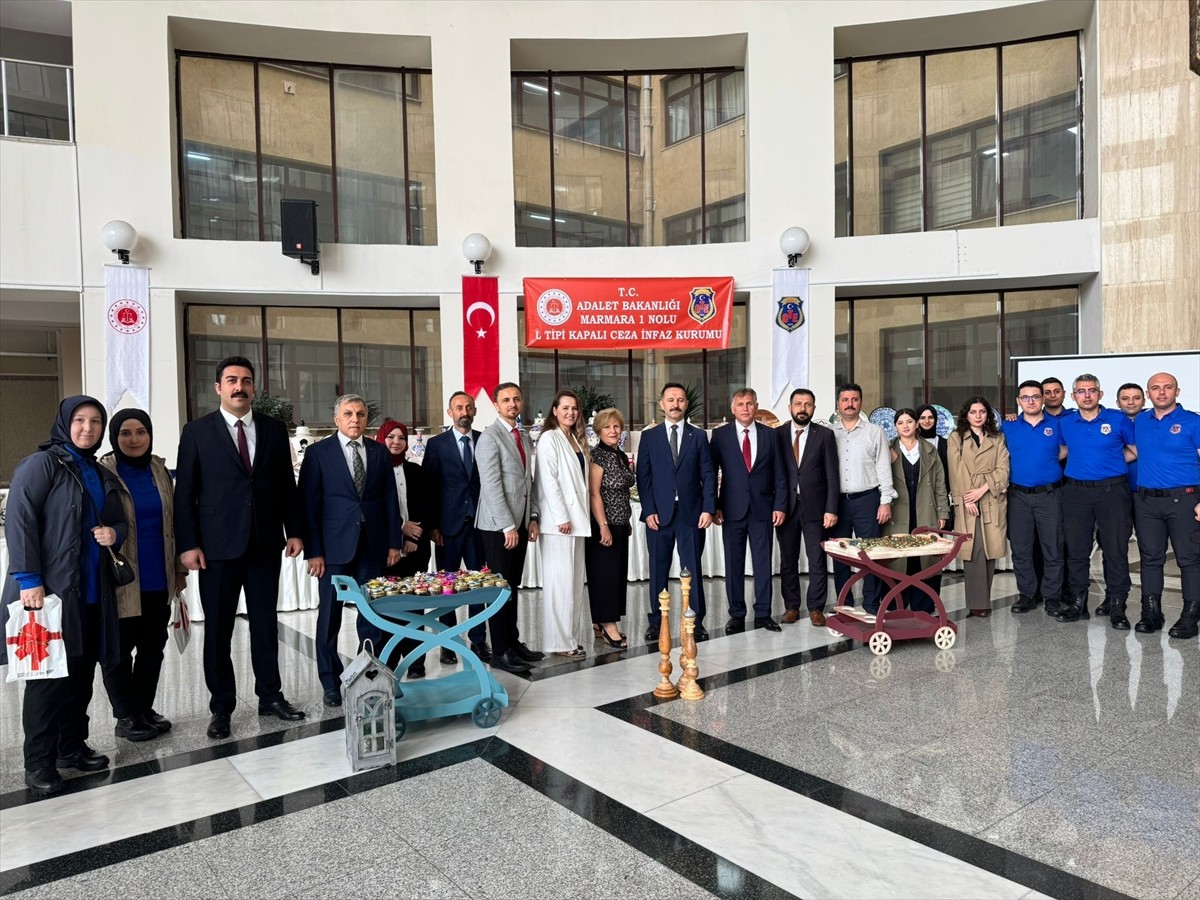 Marmara Kapalı Ceza İnfaz Kurumu'ndaki tutuklu ve hükümlülerin ahşap el ürünleri ile resim...