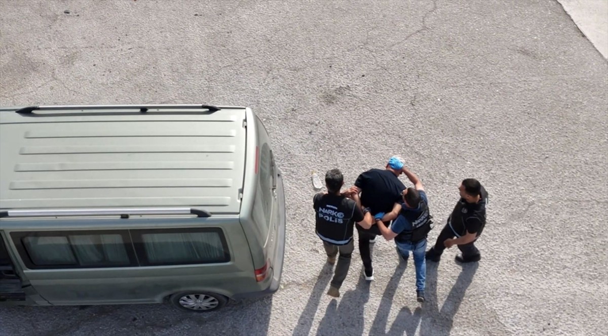 Mersin'de düzenlenen operasyonda 387 bin 464 uyuşturucu hap ele geçirildi.