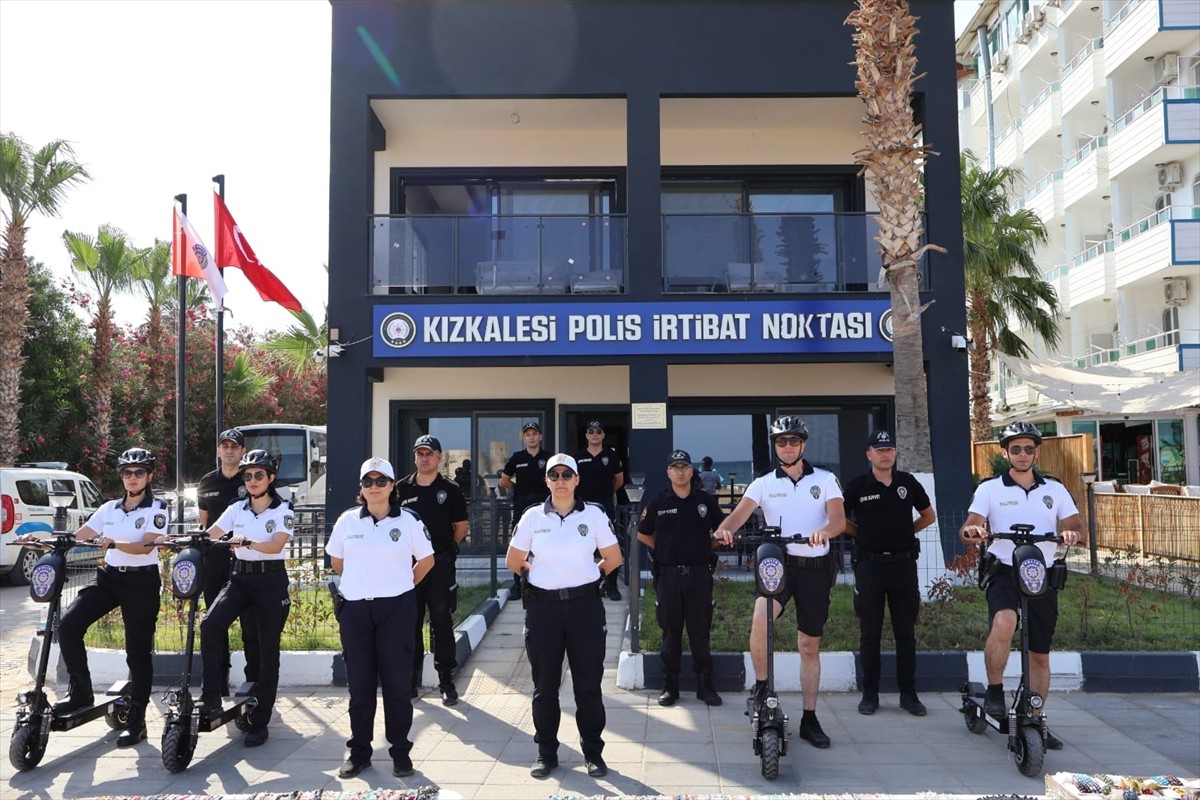  Mersin'in Erdemli ilçesindeki turizm merkezi Kızkalesi'nde polisler yaz sezonunda elektrikli...