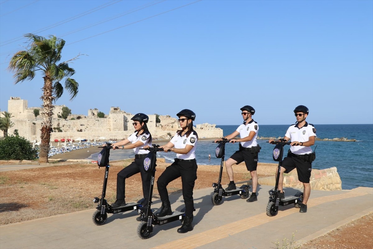  Mersin'in Erdemli ilçesindeki turizm merkezi Kızkalesi'nde polisler yaz sezonunda elektrikli...