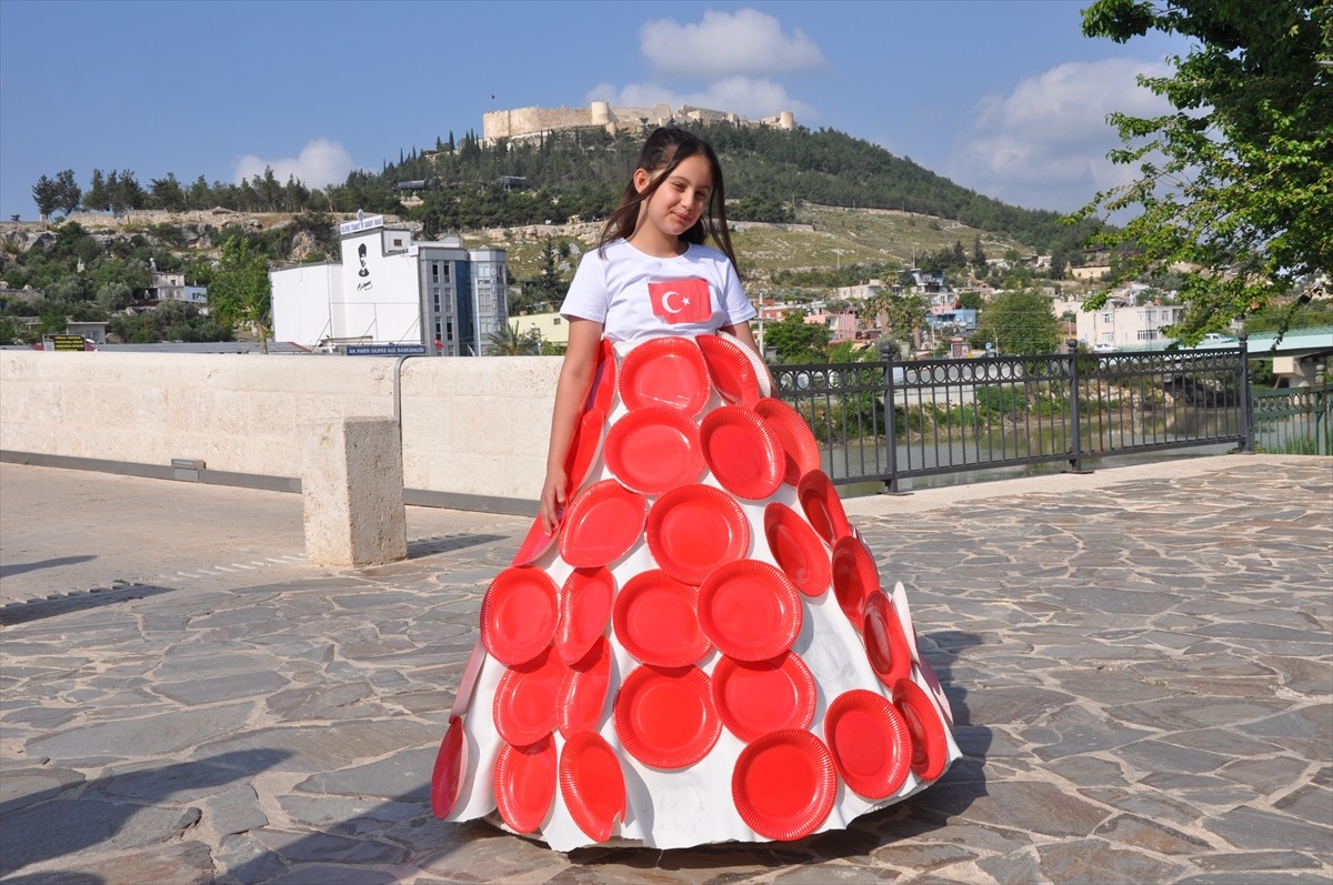 Mersin'in Silifke ilçesinde Roma dönemine ait Taş Köprü'de düzenlenen defilede, geri dönüşüme...