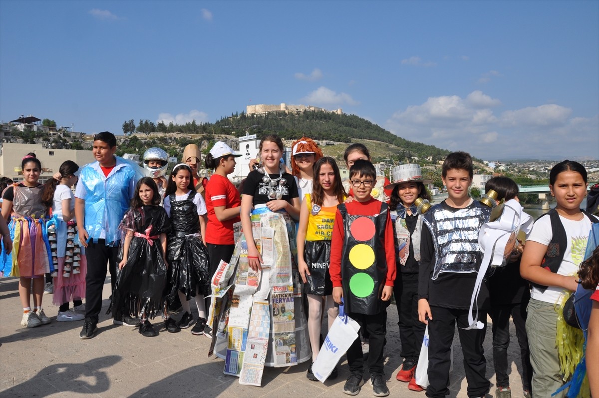 Mersin'in Silifke ilçesinde Roma dönemine ait Taş Köprü'de düzenlenen defilede, geri dönüşüme...