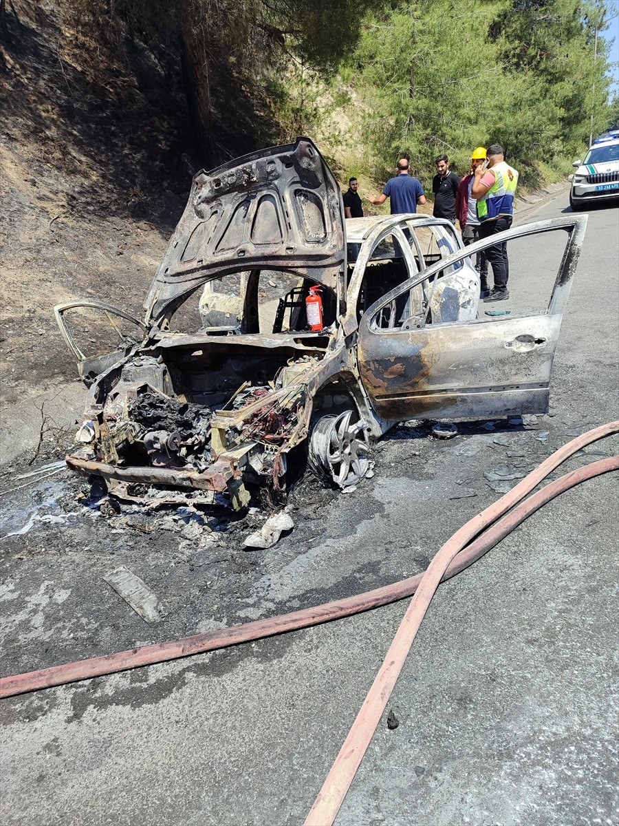 Mersin'in Tarsus ilçesinde, otomobilde çıkıp ormanlık alana sıçrayan yangın söndürüldü.