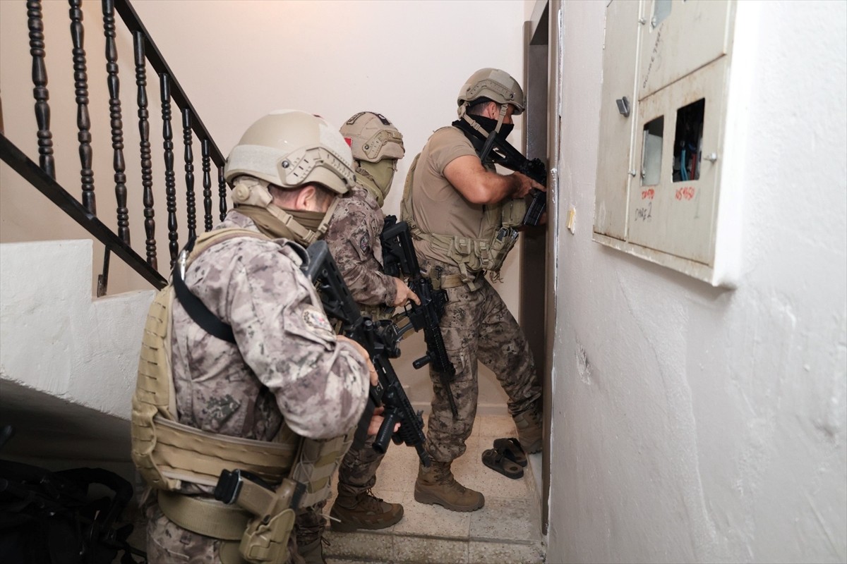 Mersin merkezli 4 ilde vatandaşların hesap bilgilerini yurt dışındaki yasa dışı bahis oynatanlara...