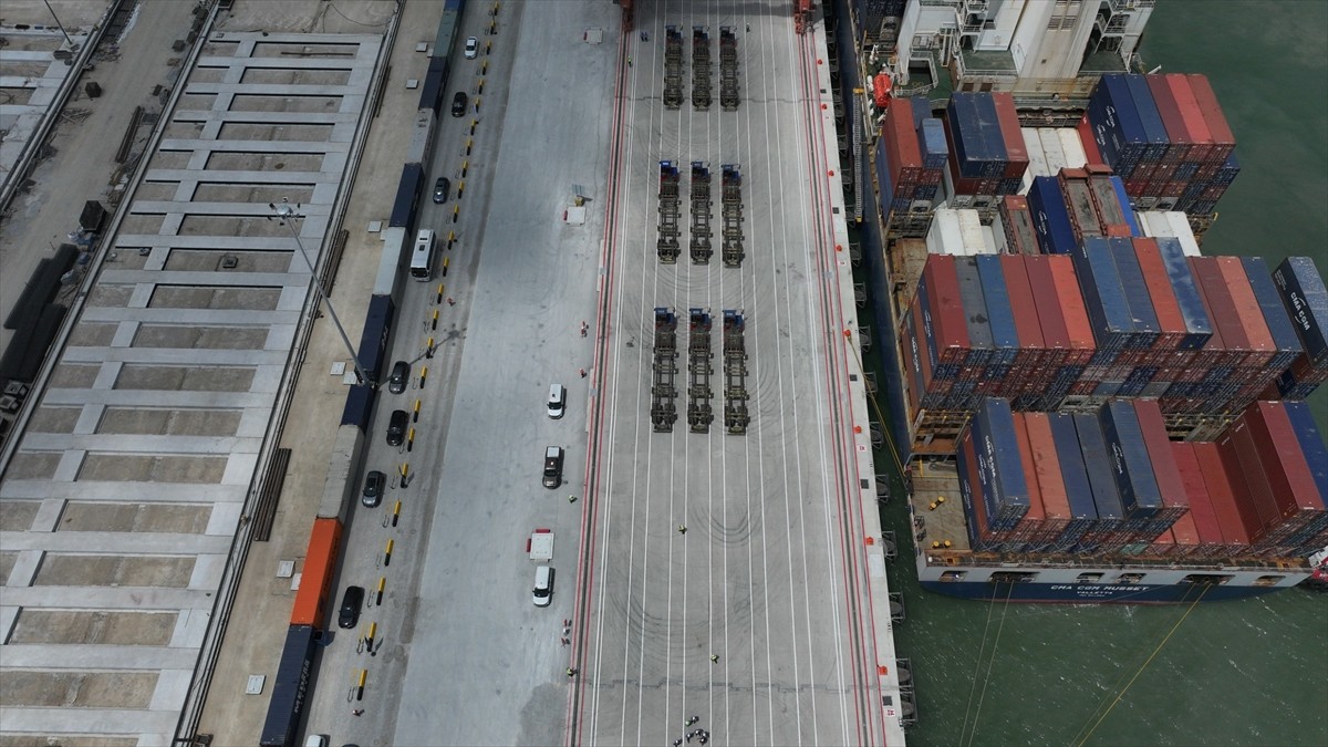 Mersin Uluslararası Limanı (MIP) Genişleme Projesi'nin ilk etabının açılışı düzenlenen törenle...