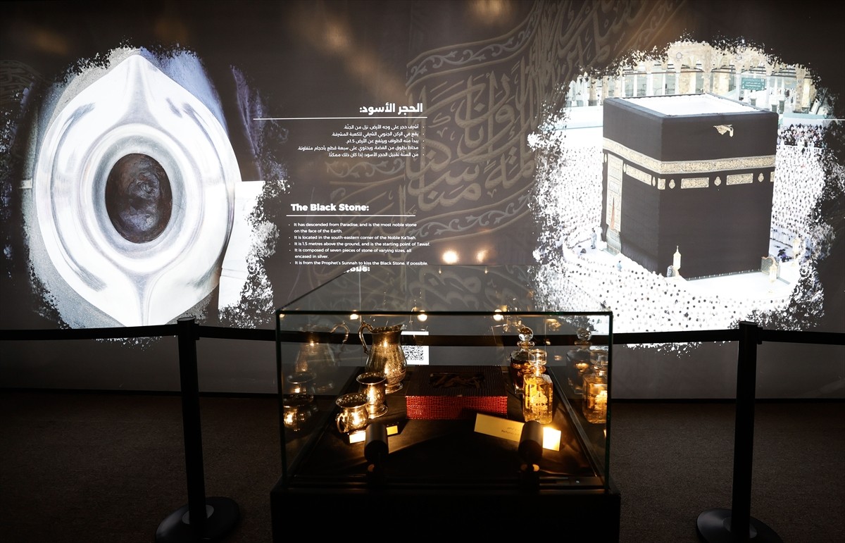 Mescid-i Haram'da Kabe'nin inşa aşamalarını gösteren "İlk Ev" sergisine hacı adayları ilgi...