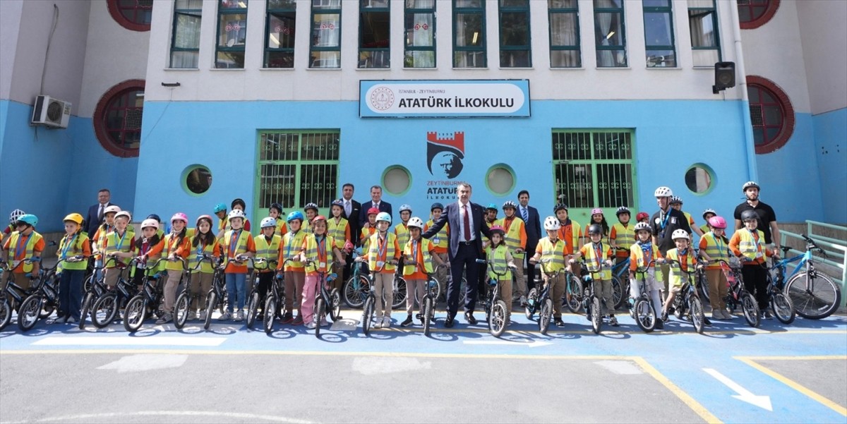 Milli Eğitim Bakanı Yusuf Tekin, İstanbul programı kapsamında Atatürk İlkokulu'nu ziyaret ederek...