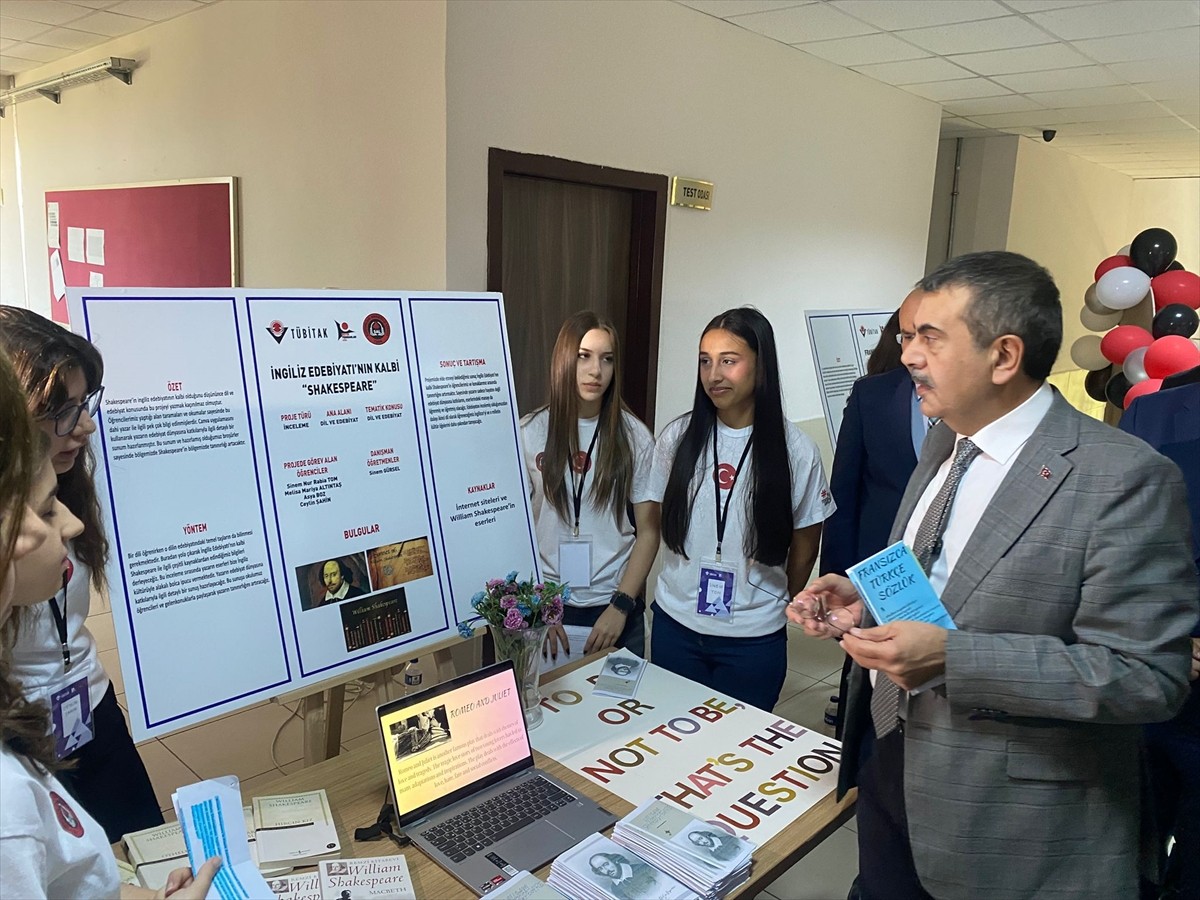 Milli Eğitim Bakanı Yusuf Tekin, Susurluk Anadolu Lisesi'ndeki 2025 TÜBİTAK 4006 Bilim Fuarı'nın...