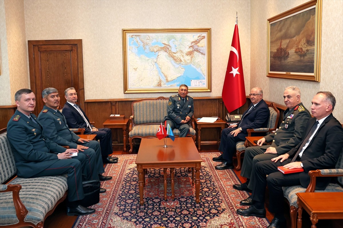 Milli Savunma Bakanı Yaşar Güler, Kazakistan Genelkurmay Başkanı Tümgeneral Sultan Kemaletdinov'u...
