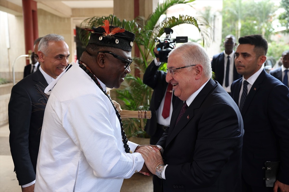 Milli Savunma Bakanı Yaşar Güler, resmi temaslarda bulunmak üzere gittiği Kamerun'da Dış Ekonomik...