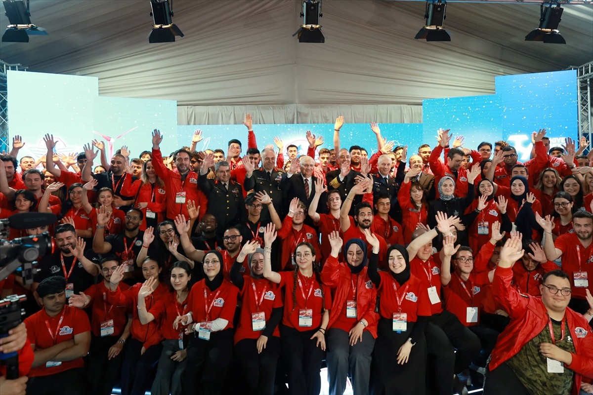 Milli Savunma Bakanı Yaşar Güler, TEKNOFEST KKTC'de gençlerle buluştu. Güler, Genelkurmay Başkanı...